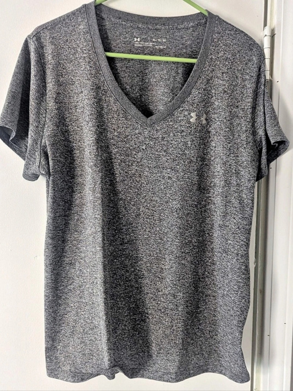 Under Armour HeatGear V-Neck Loose Fit Athletic T-Shirt Tee Gray XL